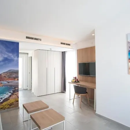 One Bedroom Sea View With Half Board,pool And Wifi, Beach Apartman